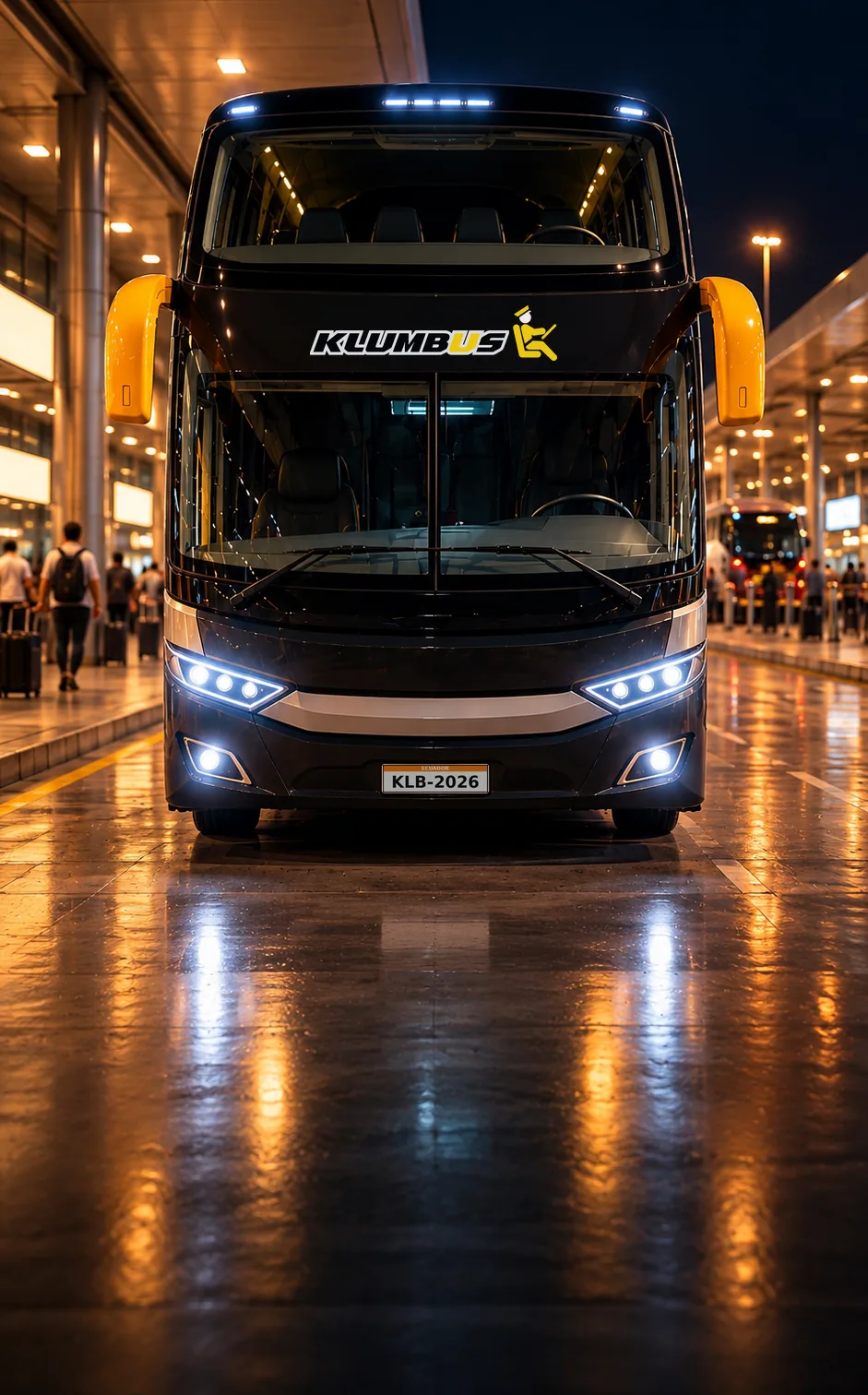Bus de Klumbus de frente, de noche, en el andén